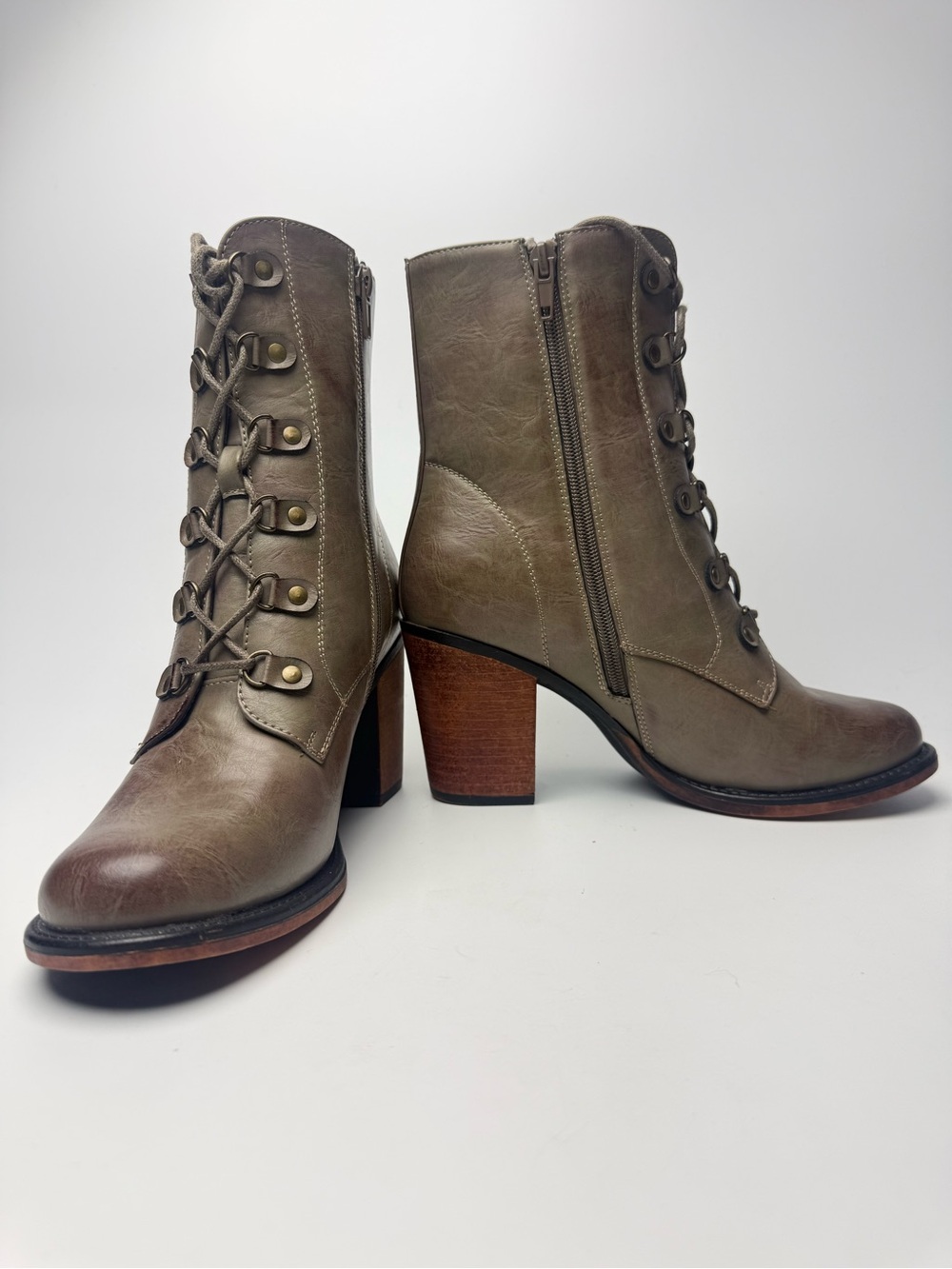 Vintage 93 Women’s Size 7.5 Faux Leather Boulder Heeled Boots New Never Worn